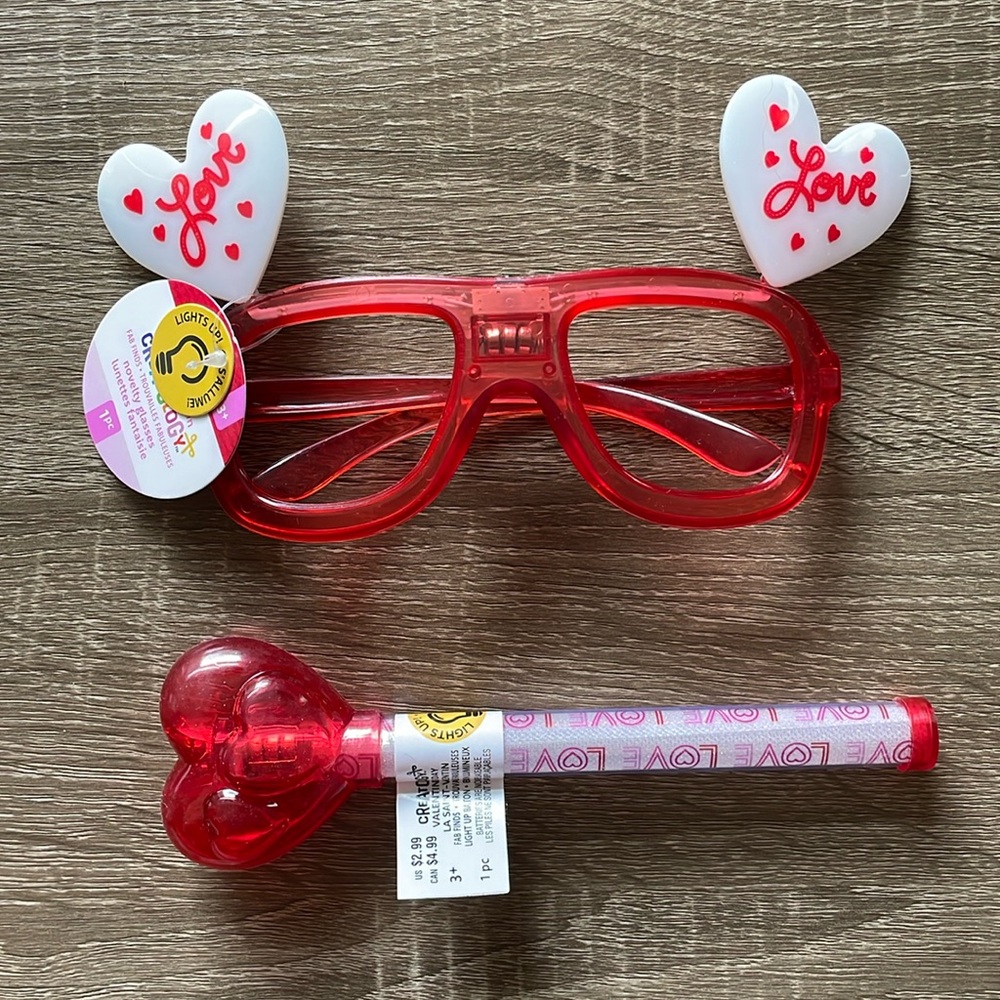 🔥 7/$25 - Valentine’s Day light up baton and glasses